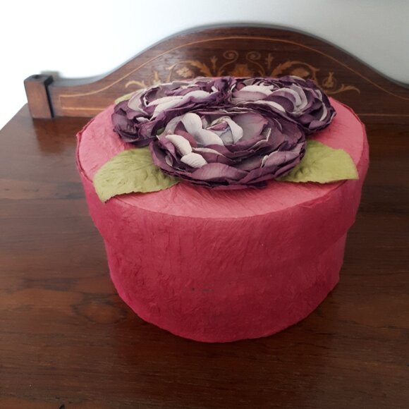 Decoupage Round Box - Pink with Purple cabbage roses - Very old. - Picture 1 of 5